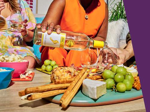 Barefoot Pinot Grigio, Friends and Food